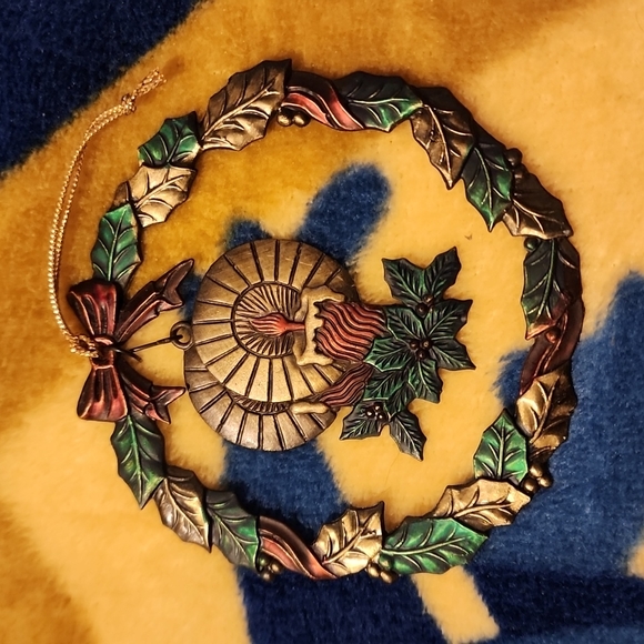 Russ The Heirloom Collection Metal Wreath and Candles Ornament Item No. 5918 - Picture 1 of 4